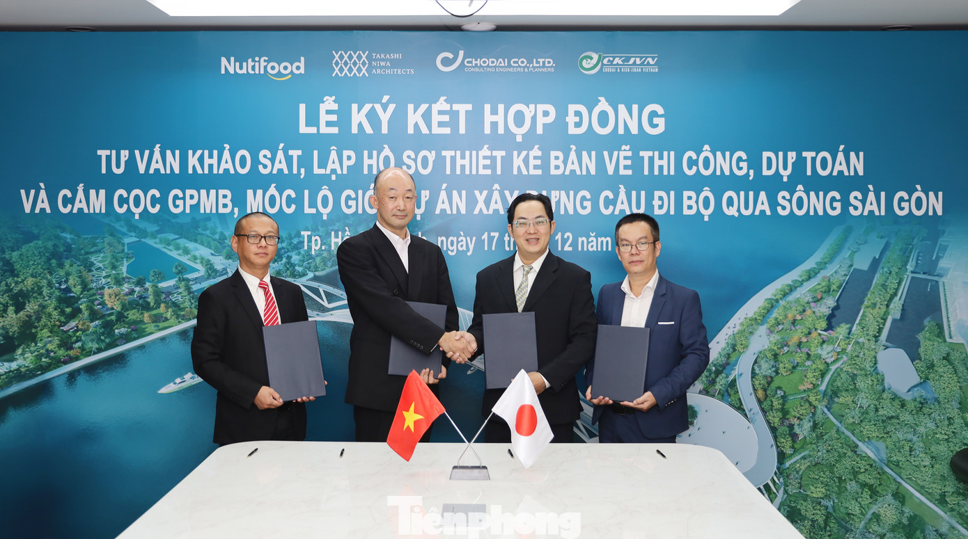 Đại diện Nhà đầu tư và đại diện Liên danh CKJVN - Chodai - Niwa ký kết hợp đồng Tư vấn khảo sát, thiết kế bản vẽ thi công dự án xây dựng cầu đi bộ qua sông Sài Gòn.