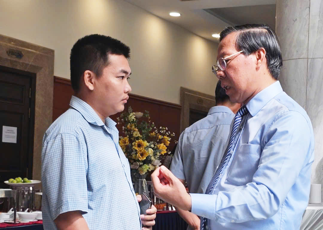 Chủ tịch UBND TPHCM Phan Văn Mãi (bên phải) trao đổi thông tin bên lề Kỳ họp thứ 20 HĐND TPHCM khóa X. Ảnh: Ngô Tùng Chủ tịch UBND TPHCM Phan Văn Mãi (bên phải) trao đổi thông tin bên lề Kỳ họp thứ 20 HĐND TPHCM khóa X. Ảnh: Ngô Tùng