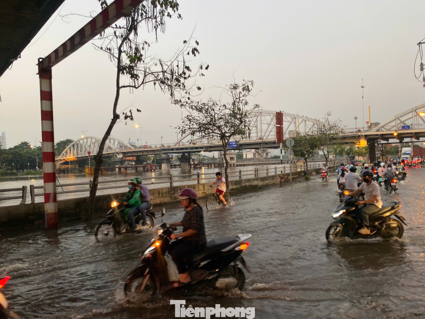 Theo ghi nhận của PV, tuy đỉnh triều đợt này không cao bằng kỳ triều cường Rằm tháng 9 và tháng 10 vừa qua, tuy nhiên mực nước xấp xỉ và trên Báo động 3 cũng đã gây tình trạng ngập nhẹ ở một số tuyến đường và khu vực trũng thấp, ven sông, kênh rạch ở TPHCM.