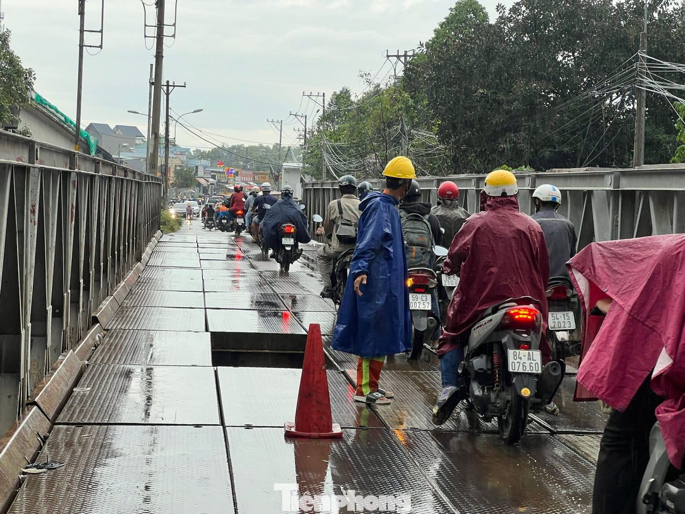 Lực lượng chức năng điều tiết các phương tiện qua hiện trường sự cố. Ảnh: N.D