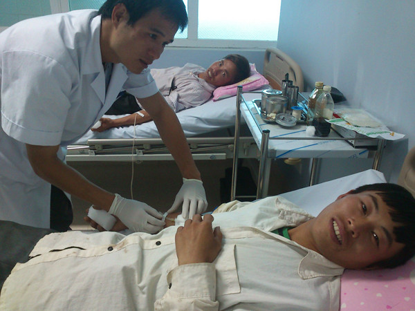 Bác sĩ Nguyễn Văn Mạnh lấy xét nghiệm máu cho bệnh nhân. Bác sĩ Nguyễn Văn Mạnh lấy xét nghiệm máu cho bệnh nhân