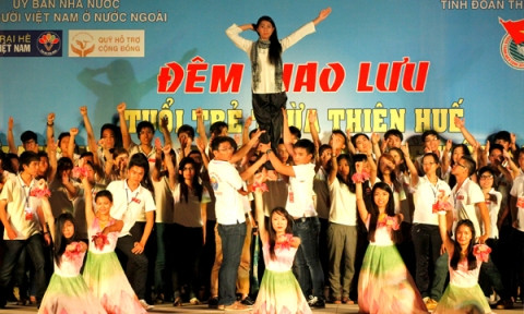 Hình tượng người nữ anh hùng miền Đất Đỏ tiếp tục được các bạn thanh niên kiều bào thể hiện qua phần múa hát “Biết ơn chị Võ Thị Sáu”