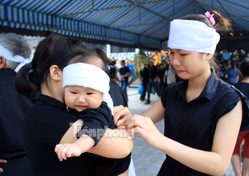 Nỗi đau trong lễ tang 18 chiến sỹ tai nạn máy bay ảnh 7