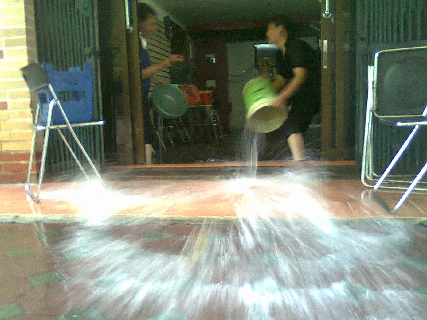 Nhiều cửa hàng, quán xá, nhà cửa bị nước tràn cả vào nhà