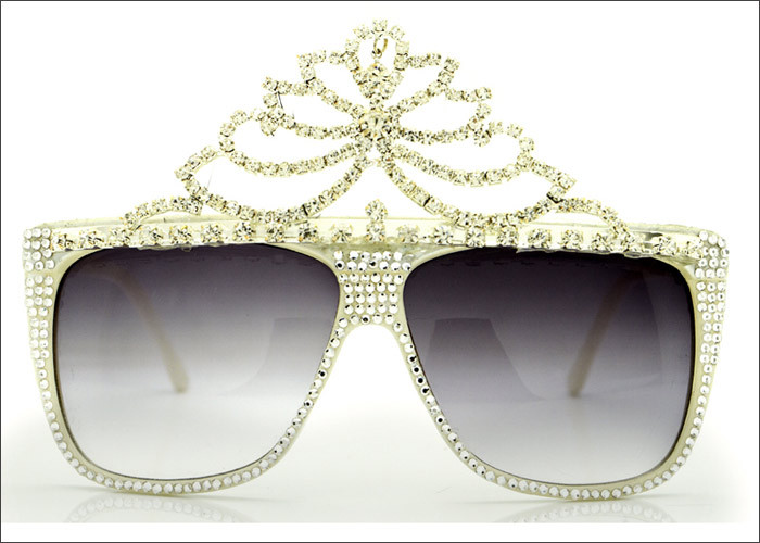 Kính chuồn đính đá quý màu vàng có giá 280 đô la Mỹ Kính mắt màu xám ghi với viền hoa nhựa tinh tế sang trọng có giá 400 đô la Mỹ Kính không số viền đá pha lê đen có giá 280 đô la Mỹ Kính mắt với viền xéo và dây đeo vàng đín lục lặc có giá 300 đô la Mỹ Kính mắt mèo với thiết kế tinh xảo và sang trọng có giá bán 270 đô la Mỹ Chiếc kính này có giá 280 đô la Mỹ Mẫu kính dành cho các ngôi sao với hình vương miện trên gọng được bán với giá 290$ Bạn cần chi 320 usd cho chiếc kính mắt mèo đính ngọc trai sáng loáng này 350 usd là giá cho chiếc kính "trăng sao" ngộ nghĩnh màu đen Những viên pha lê lớn khiến chiếc kính mắt mèo có giá tới 370 usd Kính dành cho các tín đồ thời trang rock-chic với những chiếc đầu lâu độc đáo mang tên Big Cartel có giá 350 usd Chiếc kính tên gọi Bleach có giá 250 usd Mẫu Bootsy_white có giá bán 275 usd Kính Ellington_black được bán với giá 250 usd Kính gọng đính hạt vàng có giá 800 usd Chiếc Lux_black này bạn cần chi 250 usd nếu muốn có nó Một thiết kế hoàn hảo mang têb Phillips_pastel, nó có giá 250 usd Chiếc Rockstar_gold được bán với giá 250 usd