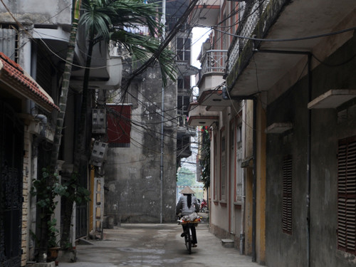 Trong những góc phố, con hẻm, vẫn vang vẳng tiếng của những người gánh hàng rong. Ảnh: Tuấn Nguyễn