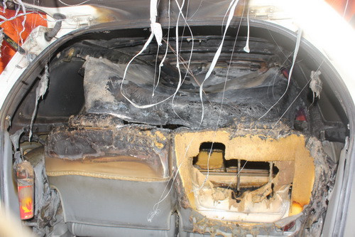 Phần ghế trong xe bị cháy rụi gần hết vào ngày 11-1 - Ảnh: Hoàng Lộc