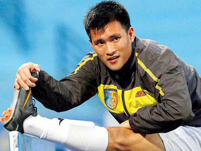 Công Vinh vừa tái xuất sân cỏ sau một thời gian dài vắng bóng