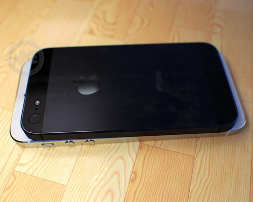 Trong khi một số thông tin rò rỉ gần đây cho rằng iPhone thế hệ mới sẽ có nhiều màu sắc, model giá rẻ sẽ dùng vỏ nhựa thay vì vỏ kim loại hay mặt kính bảo vệ, thì iPhone Mini trong hình được thiết kế với chất liệu giống nhôm trên iPhone 5. Trong khi một số thông tin rò rỉ gần đây cho rằng iPhone thế hệ mới sẽ có nhiều màu sắc, model giá rẻ sẽ dùng vỏ nhựa thay vì vỏ kim loại hay mặt kính bảo vệ, thì iPhone Mini trong hình được thiết kế với chất liệu giống nhôm trên iPhone 5