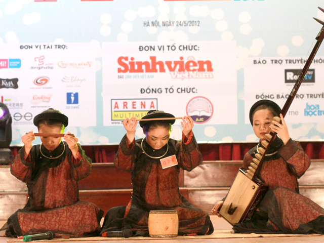 Không chỉ dự thi thể hiện tài hát ca trù, Thùy Chi và bạn diễn của mình cũng đã giới thiệu đôi nét về nghệ thuật truyền thống có tính bác học này