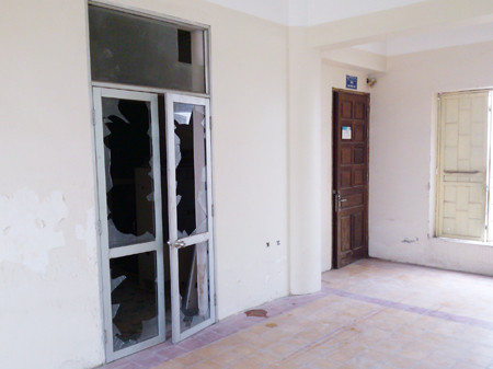 Cửa kính tòa nhà D2 bị đối tượng đập vỡ. Cửa kính tòa nhà D2 bị đối tượng đập vỡ