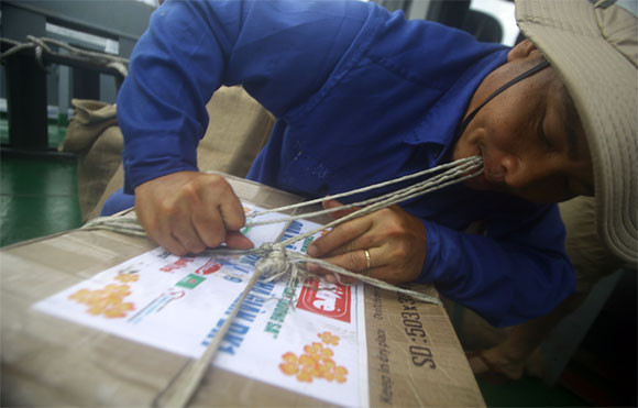 Từng gói quà được buộc, bảo quản cẩn thận trước khi chuyển lên nhà giàn