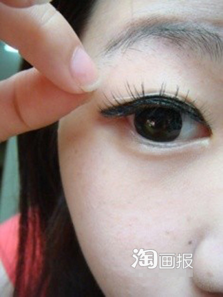 Dùng tay, mắt mở to và dán nhẹ nhàng