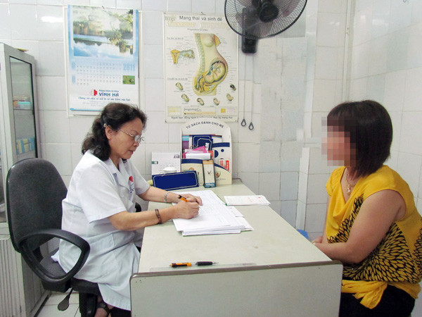 Bác sĩ tư vấn cho bệnh nhân bị suy giảm sinh lý nữ Ảnh: Th.Hà