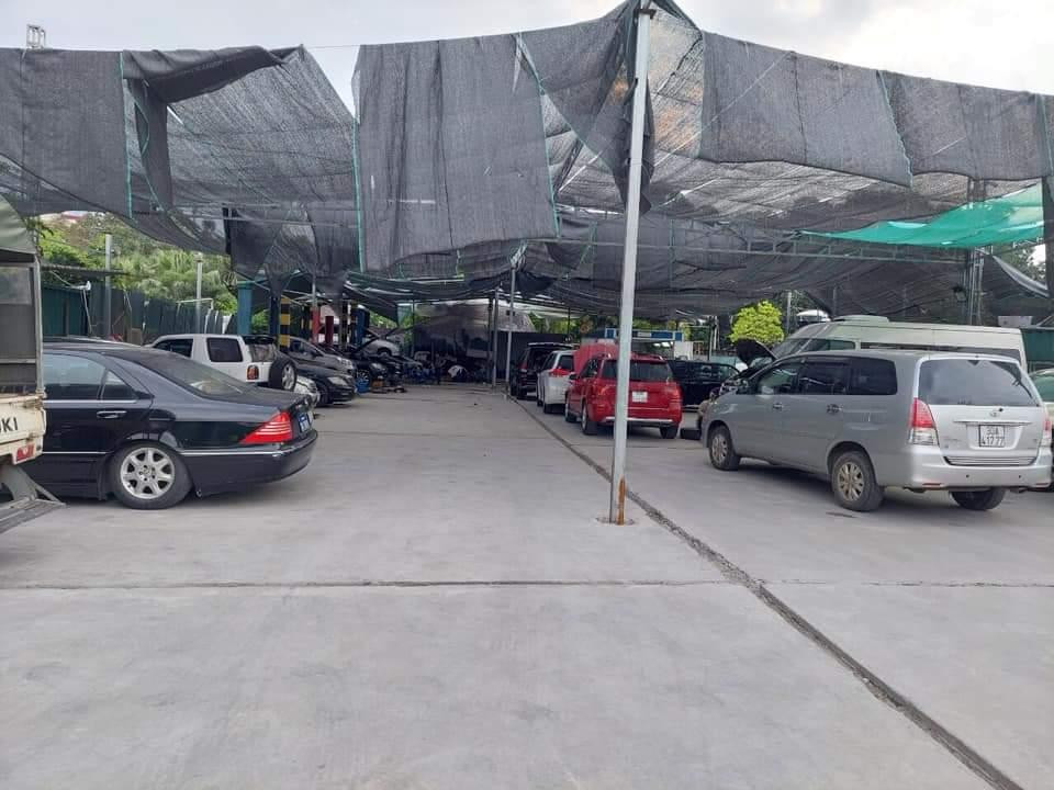 Xe đến vệ sinh và sửa chữa khá đông tại một gara ở Hà Nội. Xe đến vệ sinh và sửa chữa khá đông tại một gara ở Hà Nội.