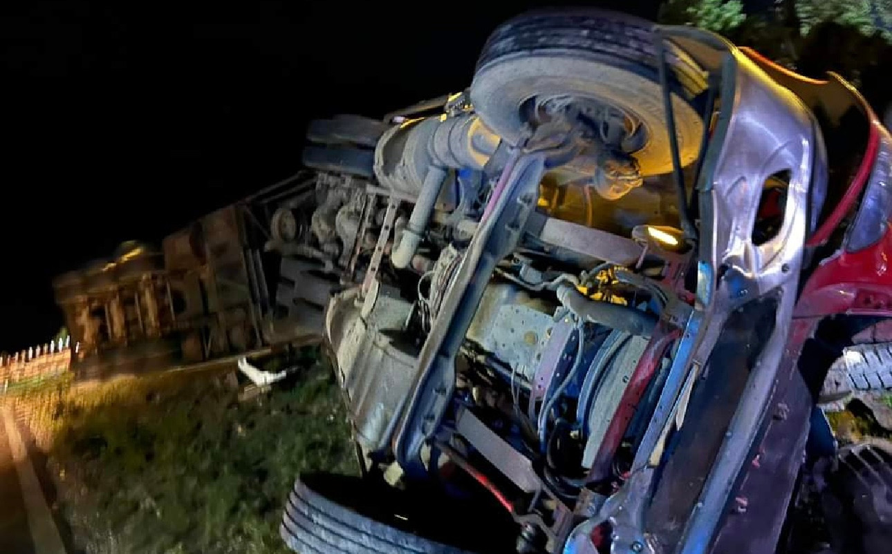 Chiếc xe đầu kéo lật nghiêng về phía ta luy âm sau tai nạn. (Ảnh MXH)