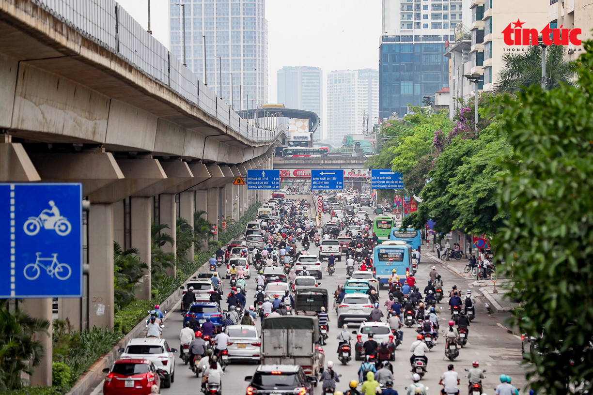 Sáng 2/5, nhiều tuyến đường tại Thủ đô Hà Nội xuất hiện tình trạng ùn tắc kéo dài.