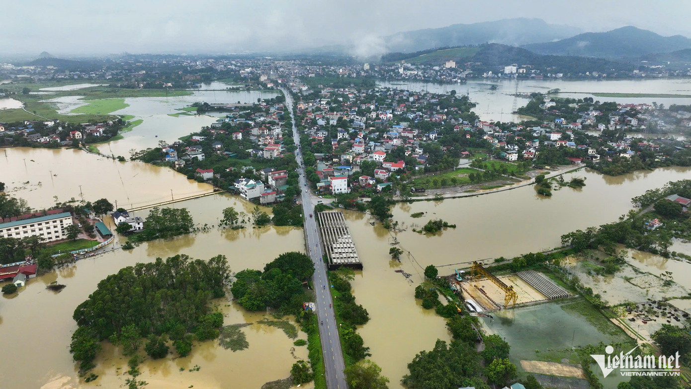 Hình ảnh sông Đáy đoạn chảy qua Hà Nội. Mực nước cũng chảy xiết và dần dâng cao, có màu đỏ đục, có đoạn chỉ còn cách mấp mé mặt đường QL6 chừng 50cm. Sông Đáy có chiều dài khoảng 240km, là phân lưu của sông Hồng chảy qua Hà Nam, Ninh Bình và Nam Định rồi đổ ra vịnh Bắc Bộ tại Cửa Đáy. Đoạn chảy qua Hà Nội của sông Đáy bắt nguồn từ xã Vân Nam (huyện Phúc Thọ), chảy qua các quận, huyện Hoài Đức, Quốc Oai, Hà Đông, Chương Mỹ, Thanh Oai, Ứng Hòa đến xã Hương Sơn (huyện Mỹ Đức). Ảnh: Thạch Thảo Hình ảnh sông Đáy đoạn chảy qua Hà Nội. Mực nước cũng chảy xiết và dần dâng cao, có màu đỏ đục, có đoạn chỉ còn cách mấp mé mặt đường QL6 chừng 50cm. Sông Đáy có chiều dài khoảng 240km, là phân lưu của sông Hồng chảy qua Hà Nam, Ninh Bình và Nam Định rồi đổ ra vịnh Bắc Bộ tại Cửa Đáy. Đoạn chảy qua Hà Nội của sông Đáy bắt nguồn từ xã Vân Nam (huyện Phúc Thọ), chảy qua các quận, huyện Hoài Đức, Quốc Oai, Hà Đông, Chương Mỹ, Thanh Oai, Ứng Hòa đến xã Hương Sơn (huyện Mỹ Đức). Ảnh: Thạch Thảo