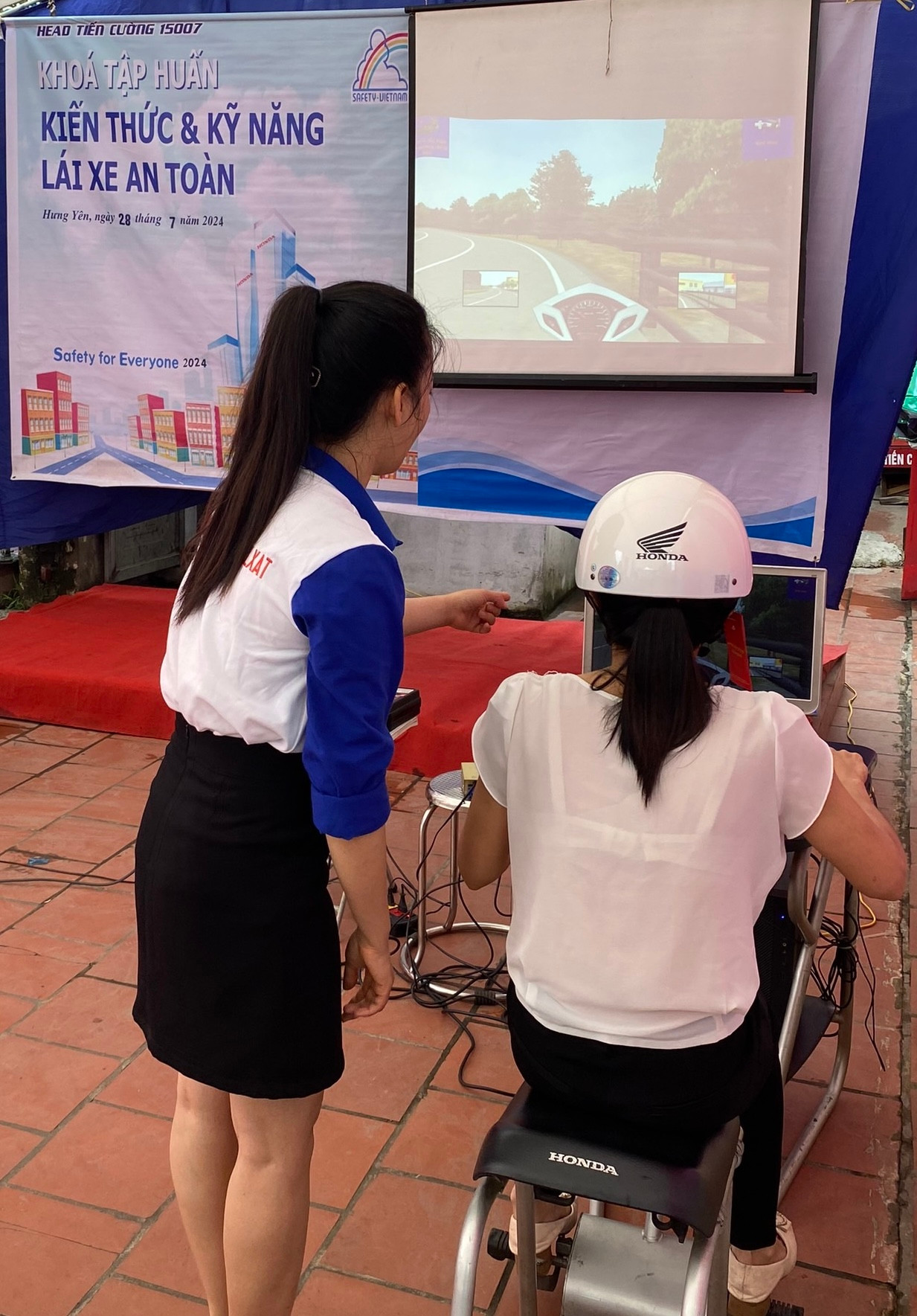 Người dân thực hành trên máy tập lái RT trong Phần thực hành.