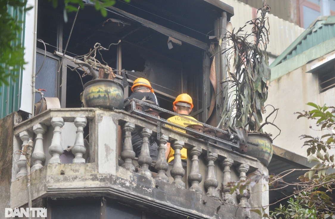 Tầng 4 có lối thoát khẩn cấp ra ban công phía trước, có thể thoát được sang nhà bên cạnh.