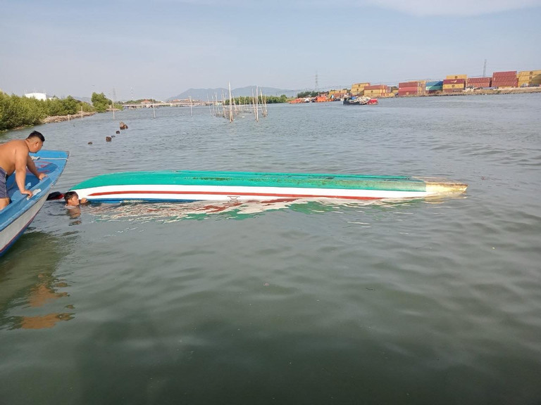 Vỏ lãi của anh Nguyễn Văn Khánh bị lật. Ảnh: N.S Vỏ lãi của anh Nguyễn Văn Khánh bị lật. Ảnh: N.S