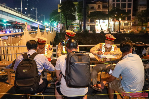 Rất nhiều tài xế xe máy vi phạm được phát hiện trong ca trực đêm.