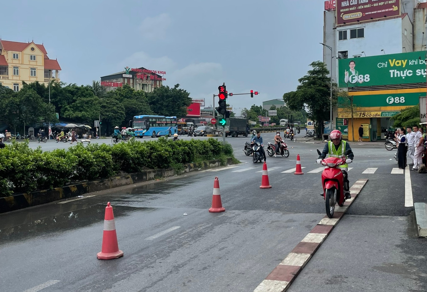 Một số khách hàng tham gia thực hành Lái xe thăng bằng.