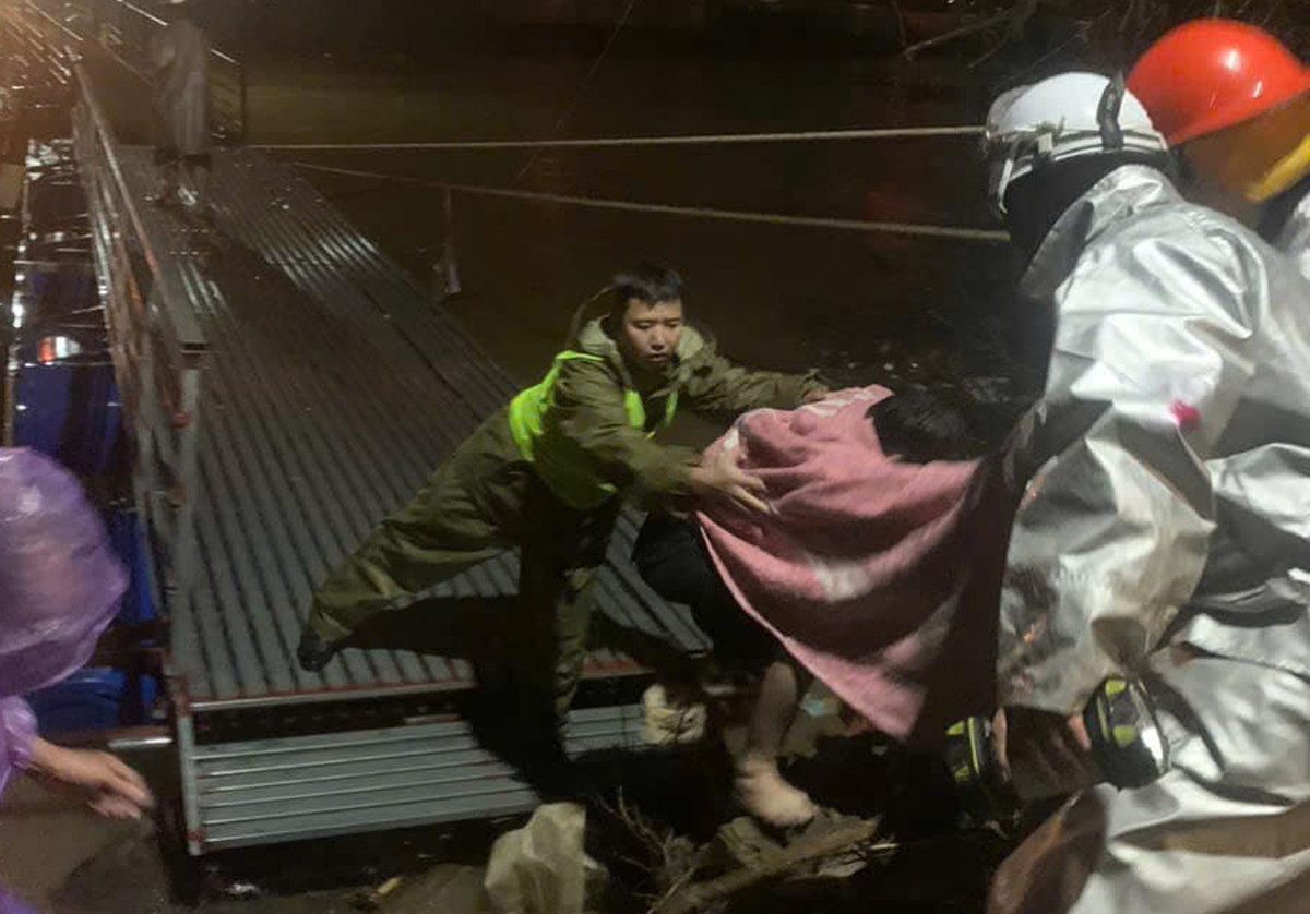 Người đàn ông được lực lượng chức năng cùng người dân cứu. Ảnh: CACC Người đàn ông được lực lượng chức năng cùng người dân cứu. Ảnh: CACC