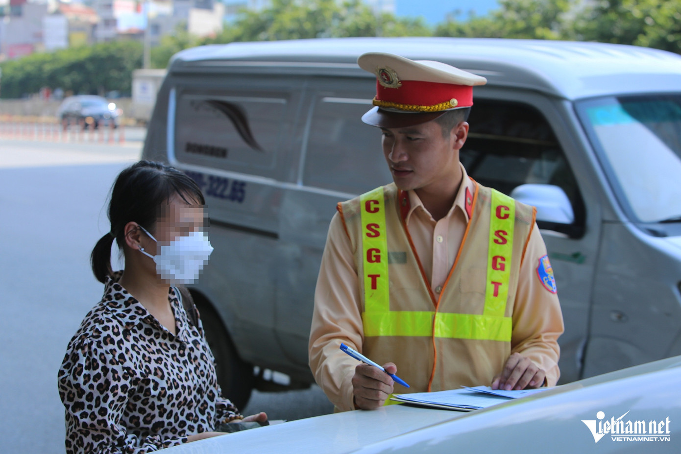 Tổ CSGT lập biên bản xử phạt hành chính với người phụ nữ đi bộ vào cao tốc. Ảnh: Đình Hiếu