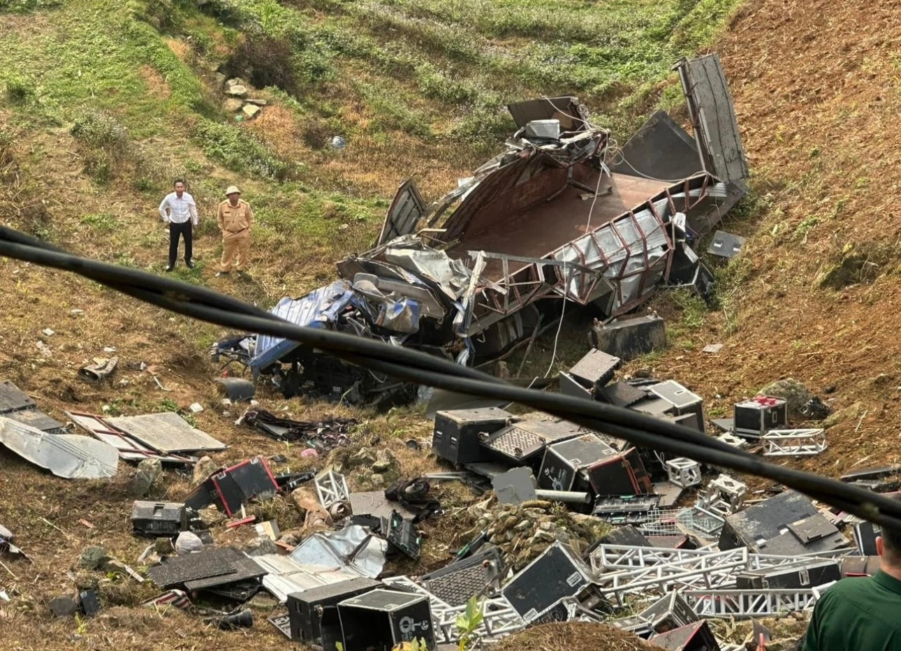 Chiếc xe tải lao xuống vực sâu 70m trên quốc lộ 4D (Ảnh: Công an cung cấp).