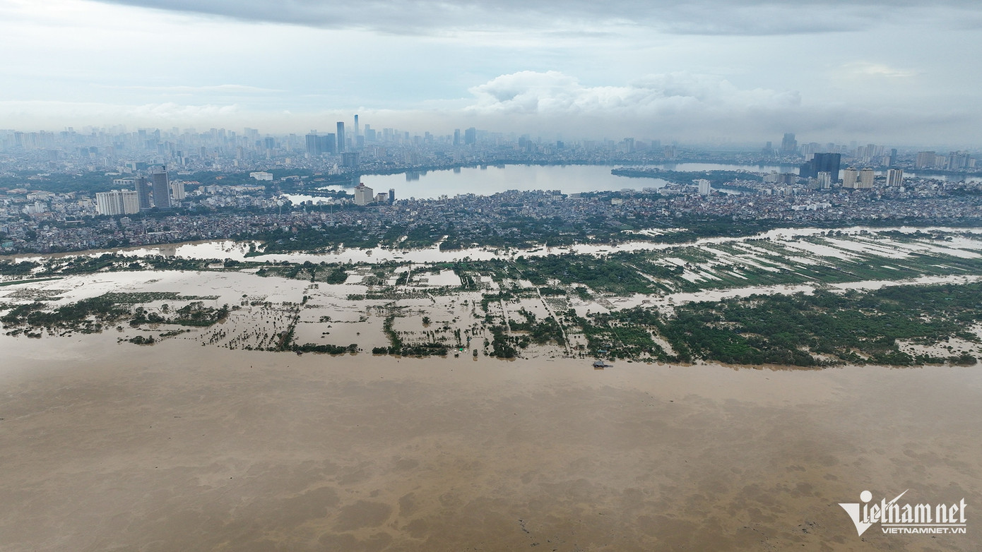 Khu vực các phường Phúc Xá, Tứ Liên, Nghĩa Dũng, Nhật Tân, Phú Thượng... thuộc hai quận Ba Đình, Tây Hồ nằm ngoài đê của Hà Nội khiến ít ai còn nhận ra vì đang dần ngập chìm trong nước. Ảnh: Hoàng Hà Khu vực các phường Phúc Xá, Tứ Liên, Nghĩa Dũng, Nhật Tân, Phú Thượng... thuộc hai quận Ba Đình, Tây Hồ nằm ngoài đê của Hà Nội khiến ít ai còn nhận ra vì đang dần ngập chìm trong nước. Ảnh: Hoàng Hà