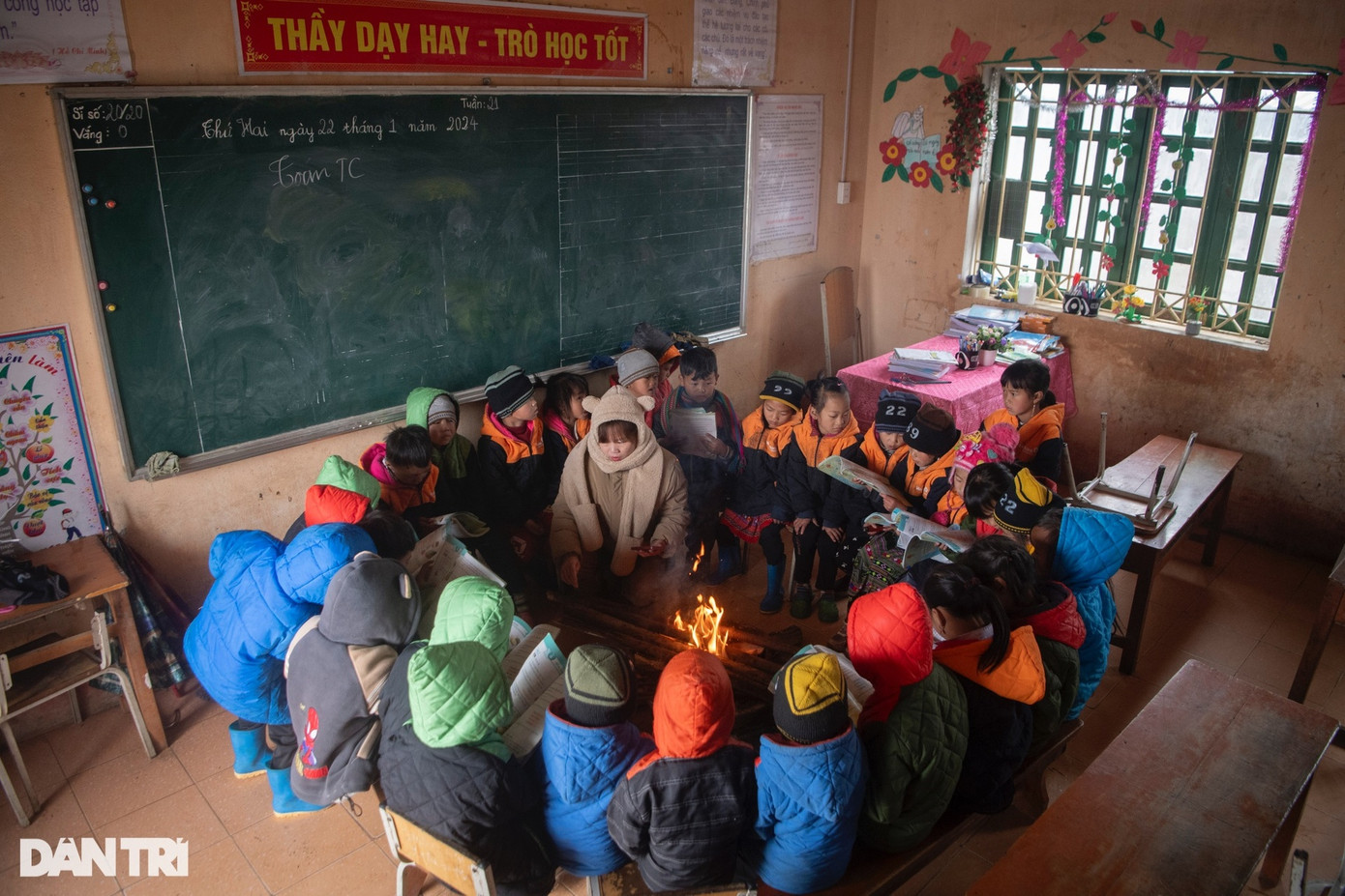 Buổi học sau giờ nghỉ trưa của các bạn học sinh khối tiểu học lại bắt đầu bằng việc quây quần bên bếp lửa được giáo viên chuẩn bị sẵn và ôn lại các bài đọc cũ. Buổi học sau giờ nghỉ trưa của các bạn học sinh khối tiểu học lại bắt đầu bằng việc quây quần bên bếp lửa được giáo viên chuẩn bị sẵn và ôn lại các bài đọc cũ.