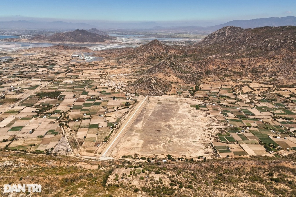 Nắng nóng kéo dài khiến nhiều hồ thủy lợi ở Nam Trung Bộ và Nam Bộ cạn trơ đáy (Ảnh: Hữu Khoa).