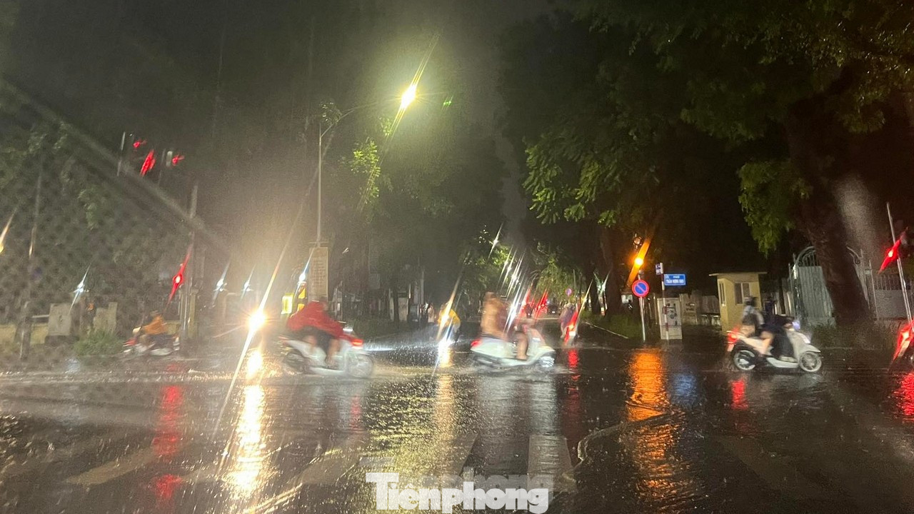 Phố Quang Trung (quận Hoàn Kiếm, Hà Nội) vào thời điểm khoảng 23 giờ đêm nay. Phố Quang Trung (quận Hoàn Kiếm, Hà Nội) vào thời điểm khoảng 23 giờ đêm nay.