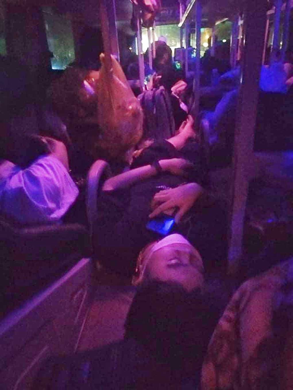 Hành khách chấp nhận nằm giữa lối đi của xe khách từ Hà Nội về Nghệ An do hết vé giường nằm, tháng 10/2023 (Ảnh: Nhân vật cung cấp). Hành khách chấp nhận nằm giữa lối đi của xe khách từ Hà Nội về Nghệ An do hết vé giường nằm, tháng 10/2023 (Ảnh: Nhân vật cung cấp).