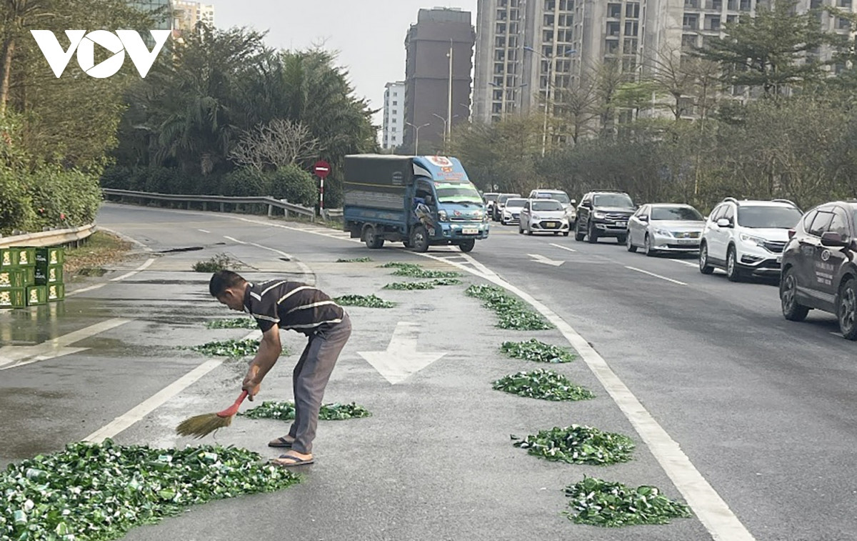 Đến khoảng 16h40, hiện trường cơ bản được dọn dẹp xong, giao thông được thông được khôi phục đi lại bình thường. Đến khoảng 16h40, hiện trường cơ bản được dọn dẹp xong, giao thông được thông được khôi phục đi lại bình thường.