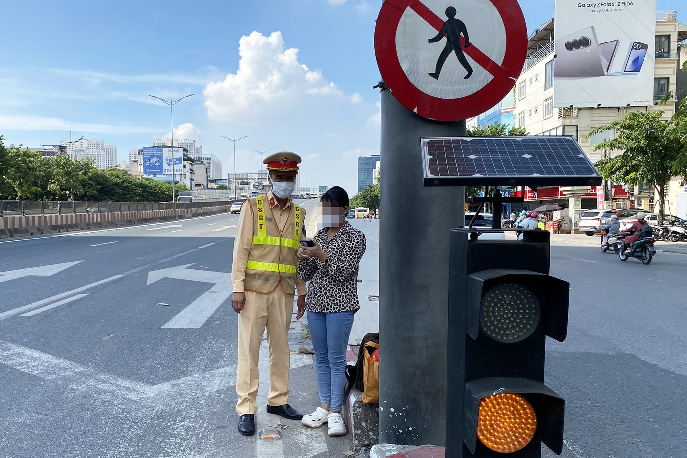 CSGT mời người phụ nữ rời khỏi đường cao tốc để lập biên bản vi phạm. Ảnh: Đình Hiếu