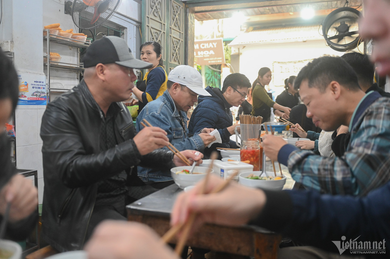 Bà Thu cho biết, quán phở gia truyền nhà bà đã kinh doanh được hơn 60 năm nay, từ đời mẹ bà. Quán nhỏ hẹp nhưng lúc nào cũng đông khách và khách đến ăn đều hiểu, thông cảm cho điều đó.