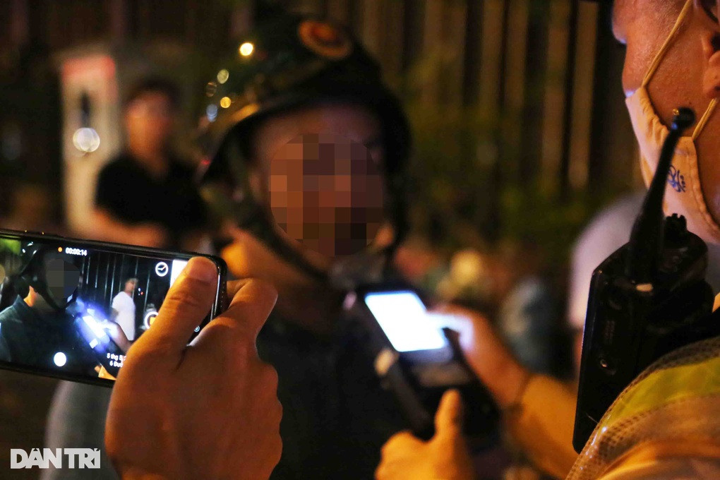 Toàn bộ quá trình kiểm tra nồng độ cồn với những người vi phạm được cán bộ CSGT ghi hình lại (Ảnh: Trần Thanh).