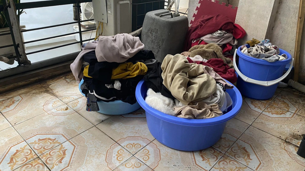 Hân chưa dám giặt quần áo, ám ảnh mùi ẩm mốc (Ảnh: Nhân vật cung cấp).