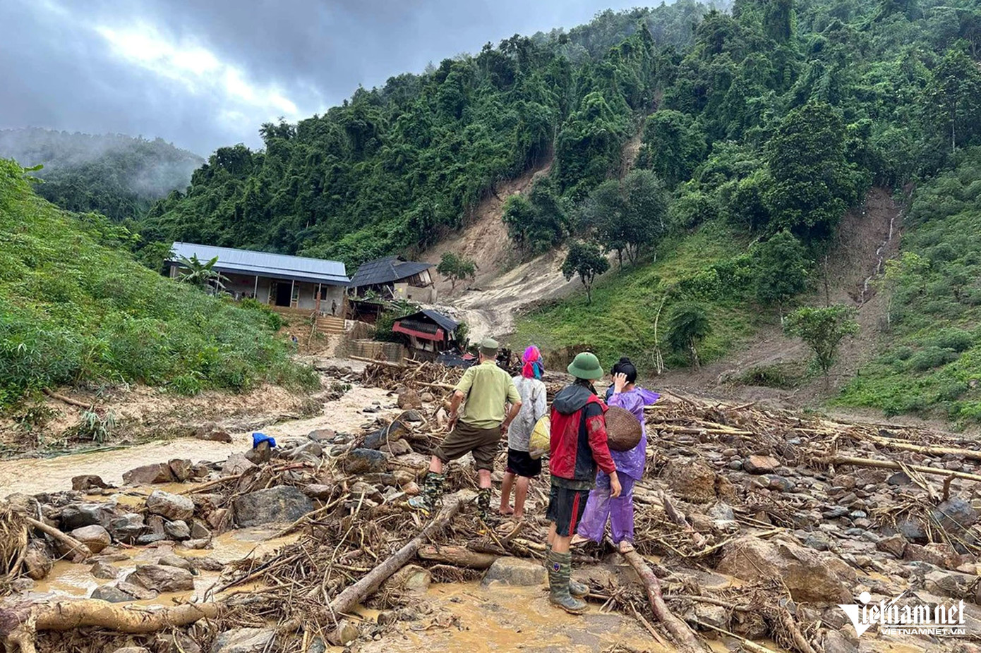 Khung cảnh tan hoang của bản Mường Pồn 1 sau trận lũ ống tràn về trong đêm. Người dân thất thần nhìn nhà cửa, tài sản bị lũ cuốn trôi. (Ảnh: Nguyễn Dương/VietNamNet)