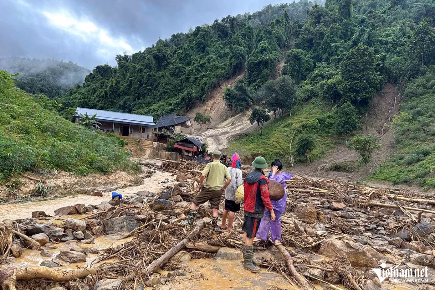 Khung cảnh tan hoang của bản Mường Pồn 1 sau trận lũ ống tràn về trong đêm. Người dân thất thần nhìn nhà cửa, tài sản bị lũ cuốn trôi. (Ảnh: Nguyễn Dương/VietNamNet)