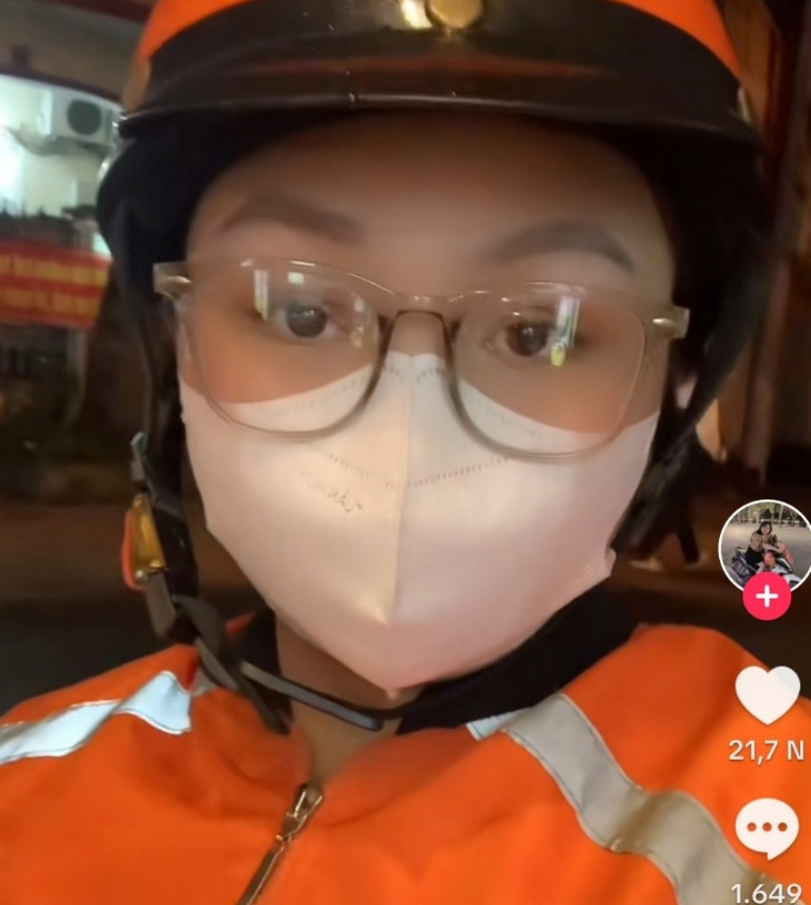 Phượng Mùi Mấy chọn làm shipper để có thời gian chăm con. Ảnh cắt từ clip: NVCC