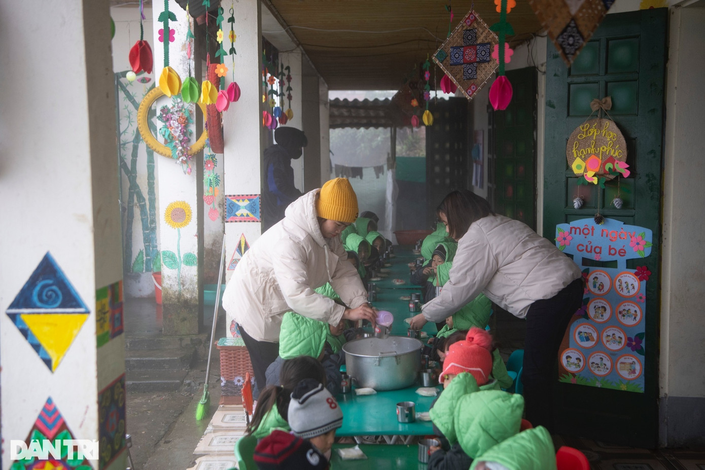 Những cốc sữa nóng được gửi tới tay từng em học sinh sau khi ngủ trưa dậy, sẵn sàng cho buổi học chiều. Những cốc sữa nóng được gửi tới tay từng em học sinh sau khi ngủ trưa dậy, sẵn sàng cho buổi học chiều.