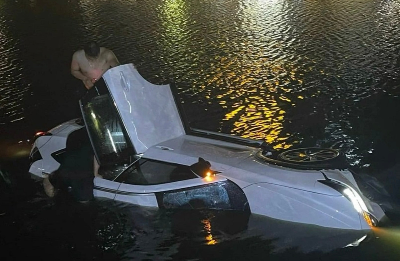 Nạn nhân mặc dù được nhanh chóng đưa ra khỏi xe đi cấp cứu nhưng không qua khỏi (Ảnh: H.N./Dân Trí). Nạn nhân mặc dù được nhanh chóng đưa ra khỏi xe đi cấp cứu nhưng không qua khỏi (Ảnh: H.N./Dân Trí).