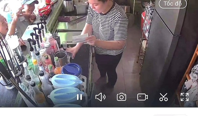 Chủ quán trà sữa khoe mình trúng 3 tờ vé số đặc biệt với cha mẹ - ảnh cắt từ clip Chủ quán trà sữa khoe mình trúng 3 tờ vé số đặc biệt với cha mẹ - ảnh cắt từ clip