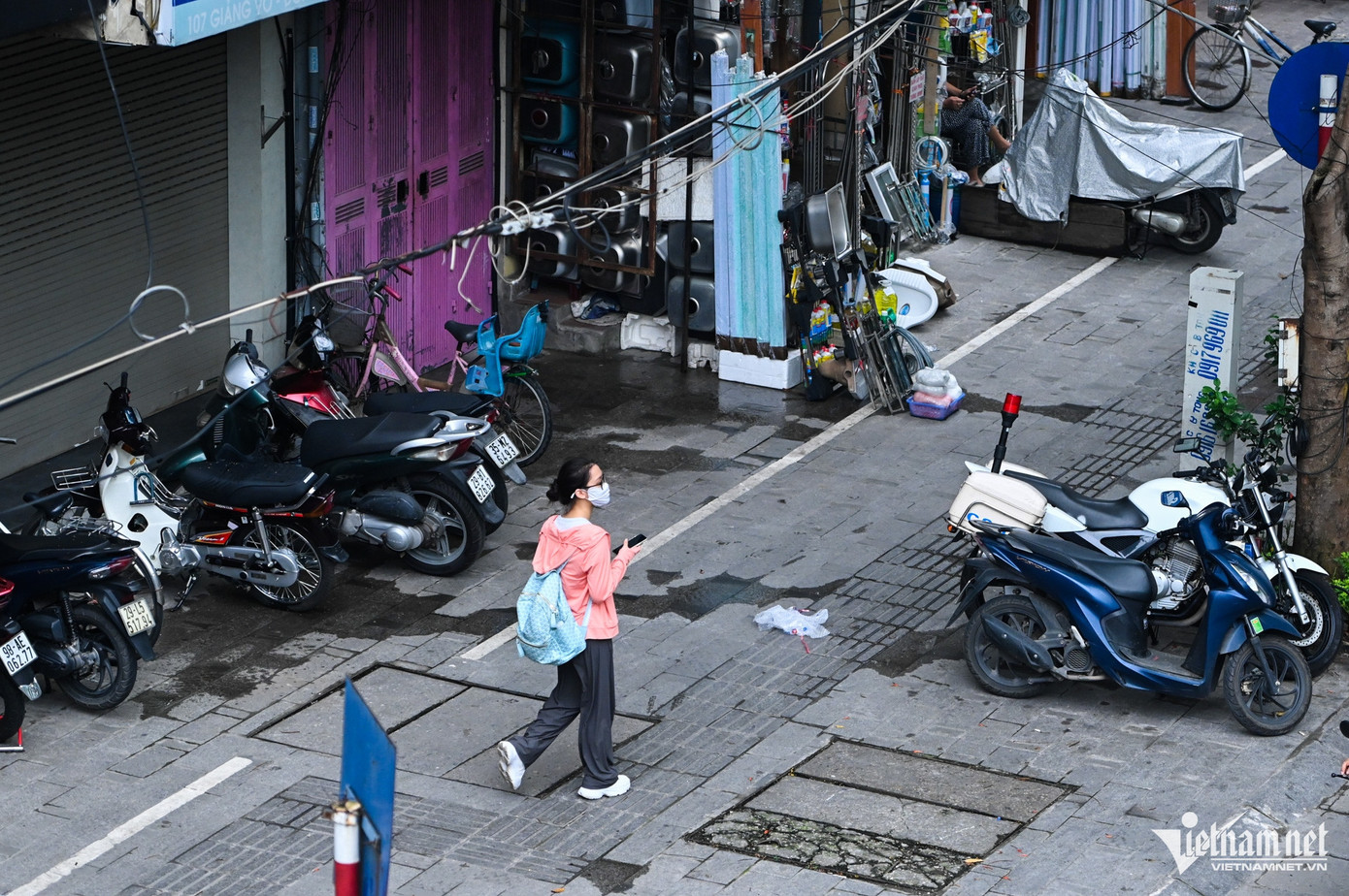 Tình trạng tương tự xuất hiện trên đường Giảng Võ. Trước cửa dãy nhà D2 Giảng Võ, hàng dài ô tô đỗ dưới lề đường. Hễ có một xe rời đi, ngay lập tức có xe khác vào thế chỗ. Tình trạng tương tự xuất hiện trên đường Giảng Võ. Trước cửa dãy nhà D2 Giảng Võ, hàng dài ô tô đỗ dưới lề đường. Hễ có một xe rời đi, ngay lập tức có xe khác vào thế chỗ.