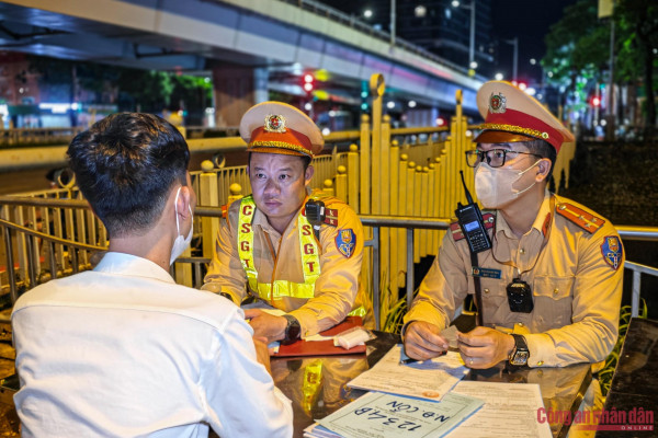 Tài xế Đ.B.N. làm việc với CSGT sau khi bị phát hiện vi phạm nồng độ cồn.