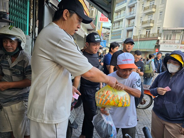 Tặng quà cho người có hoàn cảnh khó khăn