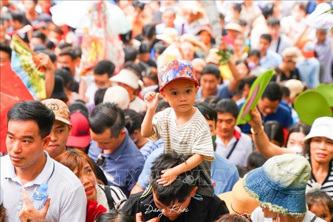 Đông đảo người dân và du khách thập phương hội tụ dưới chân núi Nghĩa Lĩnh, Khu di tích lịch sử Đền Hùng, thành phố Việt Trì (Phú Thọ).